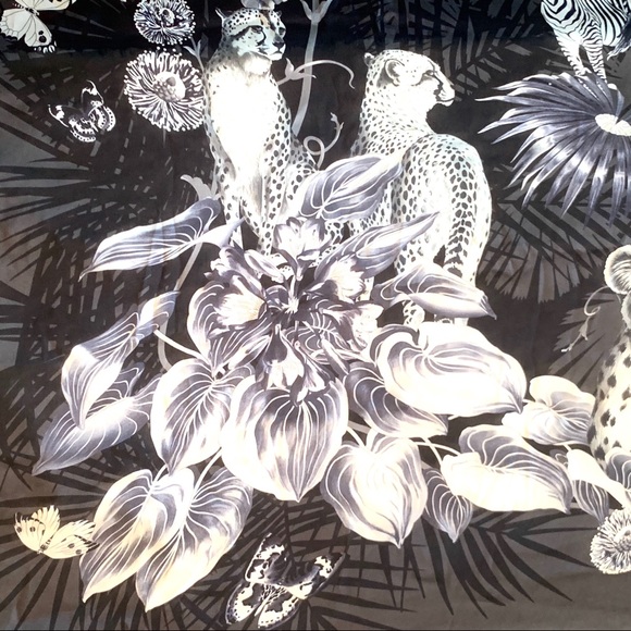 🔴SOLD Salvatore Ferragamo Animals Print Silk Scarf - Picture 6 of 7